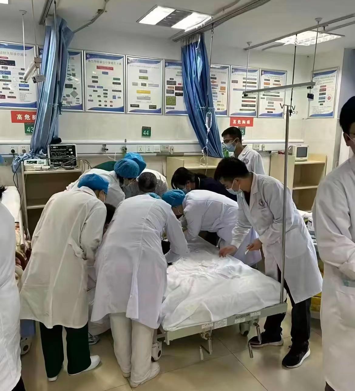 不作死就不会死！小区27岁女主播的事，真的给所有人敲了个响警钟！年纪轻轻全款拿下