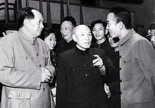 1949年北平刚易主，周总理拐去傅作义府上坐坐，一进门瞅见院子里还扎着警卫兵，眉