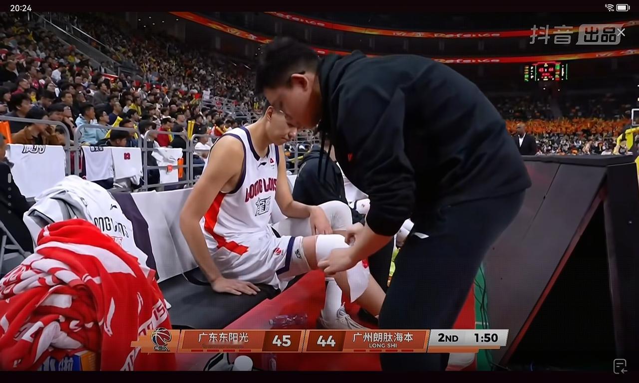 徐昕出师未捷身先伤，外援推倒王少杰，徐杰就稀里糊涂中招

这就不能怪任何人，徐杰