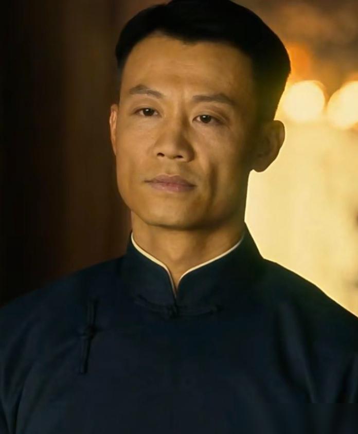 一部剧炸了，主角没出圈，反倒是那个只出场几次的“七哥”，被观众挖了出来。
你看