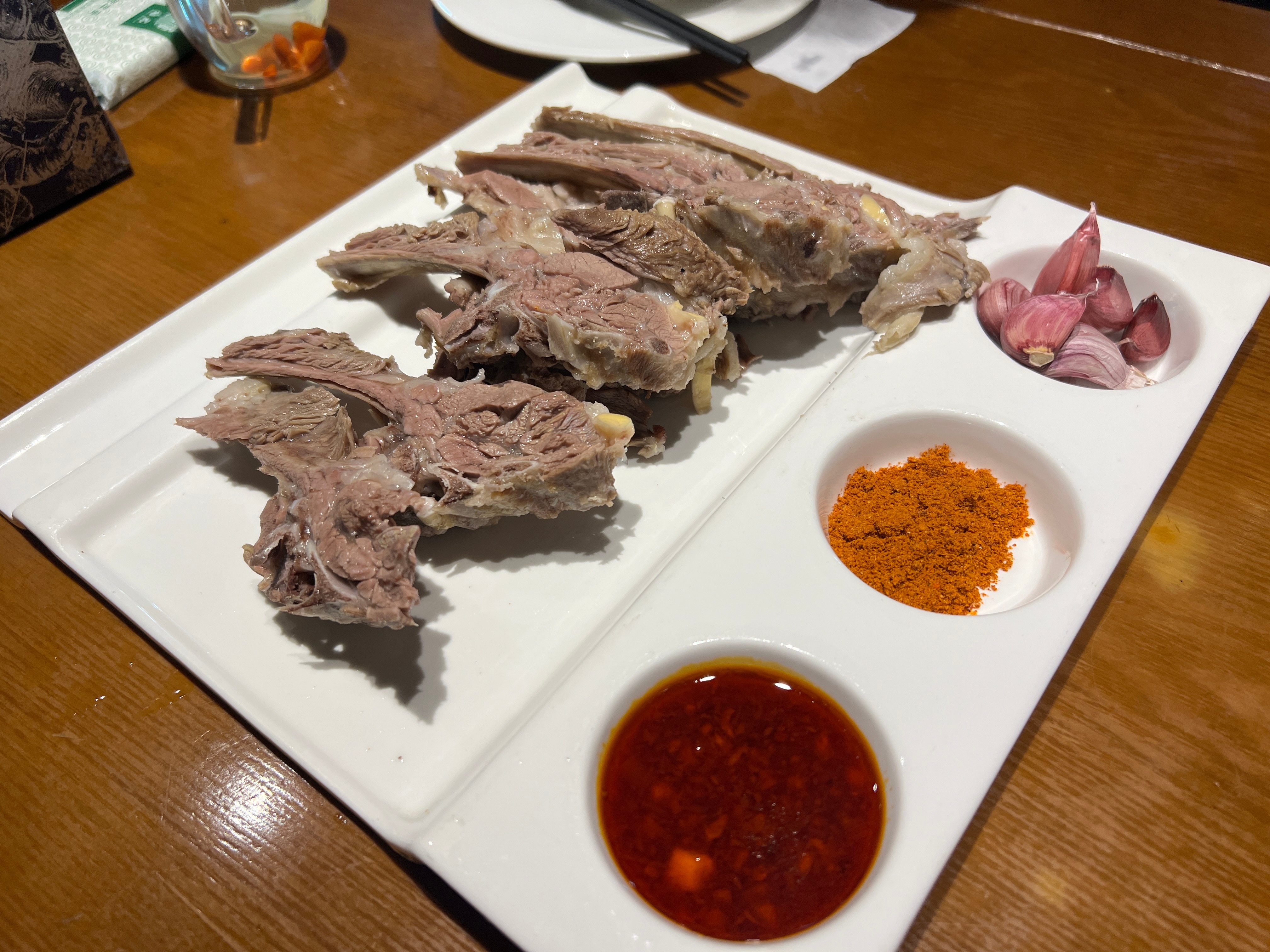这家西宁的雅君羊羔肉，推荐，但是建议以手抓羊为主，酿皮为辅，再弄个土豆片，这三道