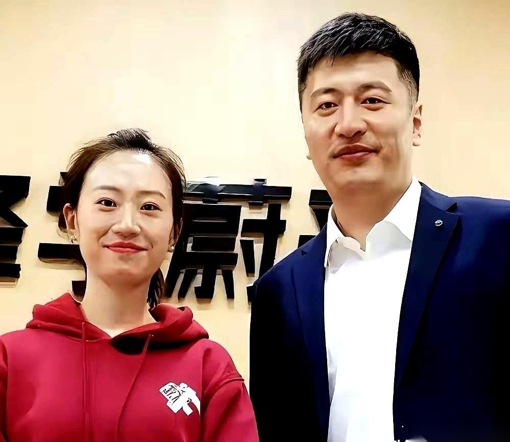 34岁，博士，大学副教授。
一夜之间，成了寡妇。
还有个11岁的女儿，刚刚懂事的