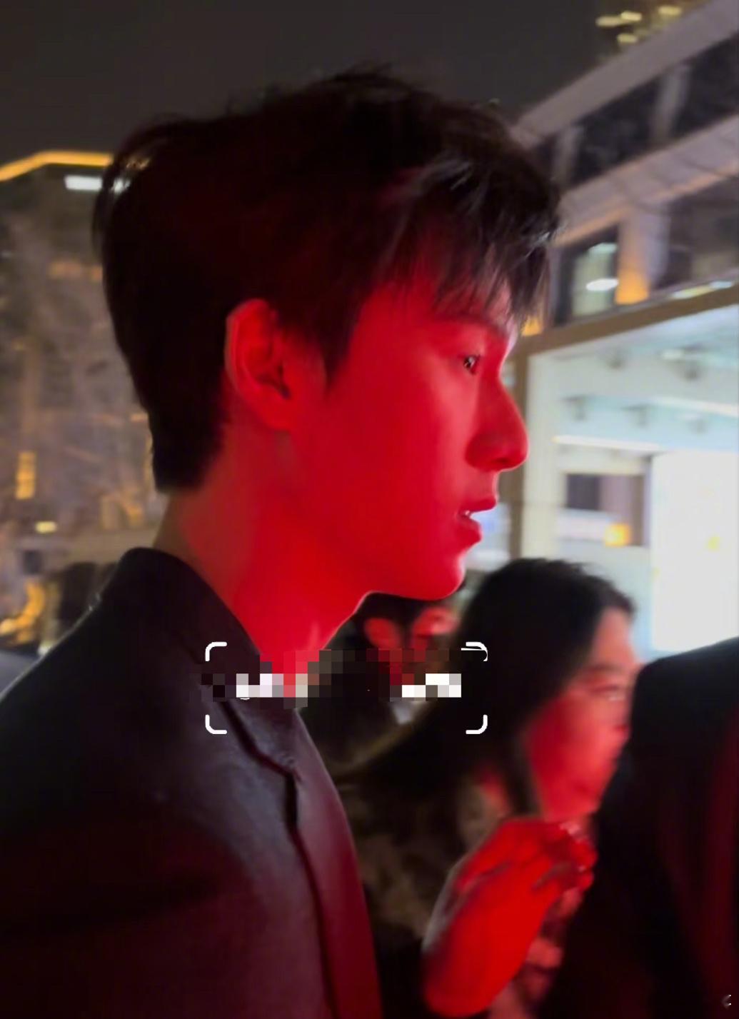 好耶 今天小林还是黑西装～孟姐酒店也出发了，但估计衣服还会再换[并不简单] 