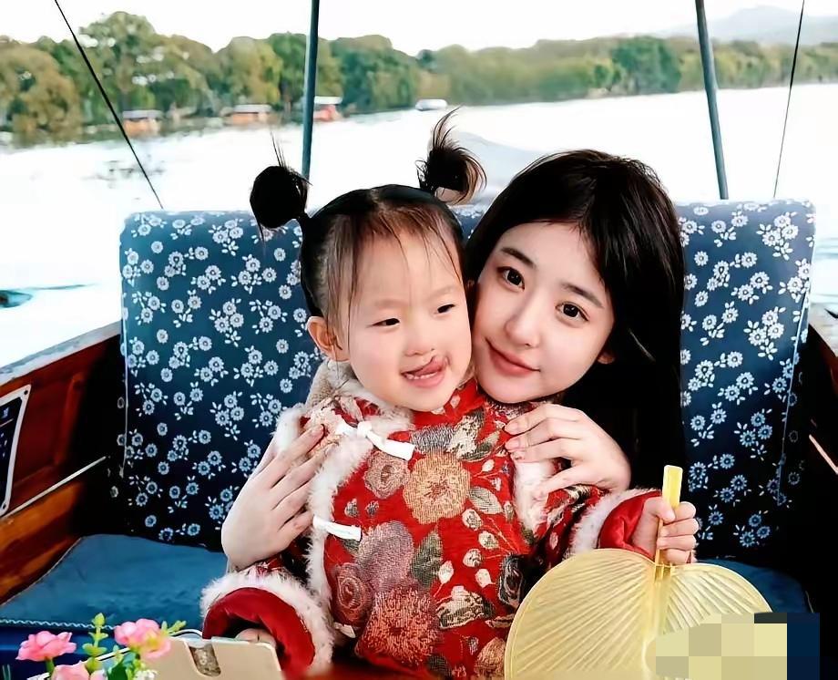 黄一鸣是一个很了不起的女强人。王思聪对孩子不管不问，人家就是自己凭本事把闪闪养到