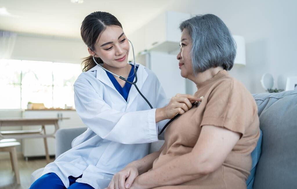 有人在血压骤升，发生重症高血压时，到医院后，医生会指导在舌下含服硝苯地平片降压。