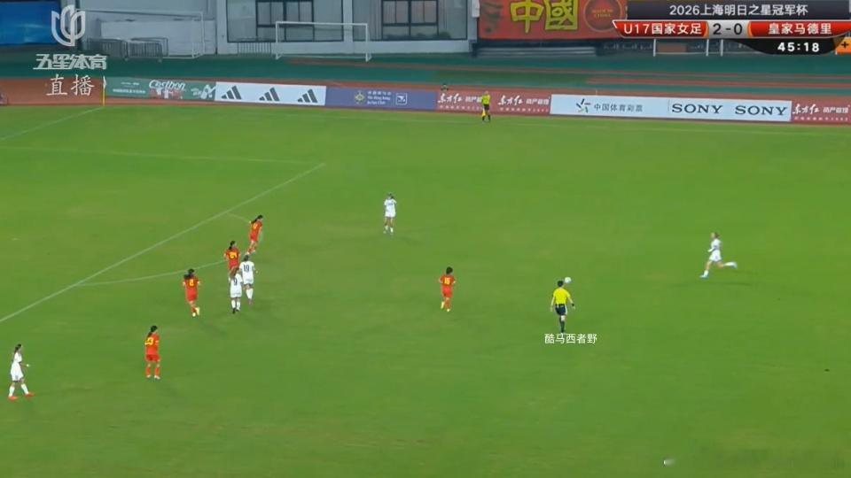 【明日之星半场评球，中国U17vs皇马U17】正如解说所说的，关于这支皇马U17