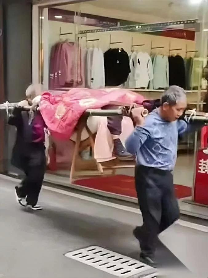 俩70岁老头

抬着个老太太

走得直喘——

老太太是他们94岁的娘，刚从社区
