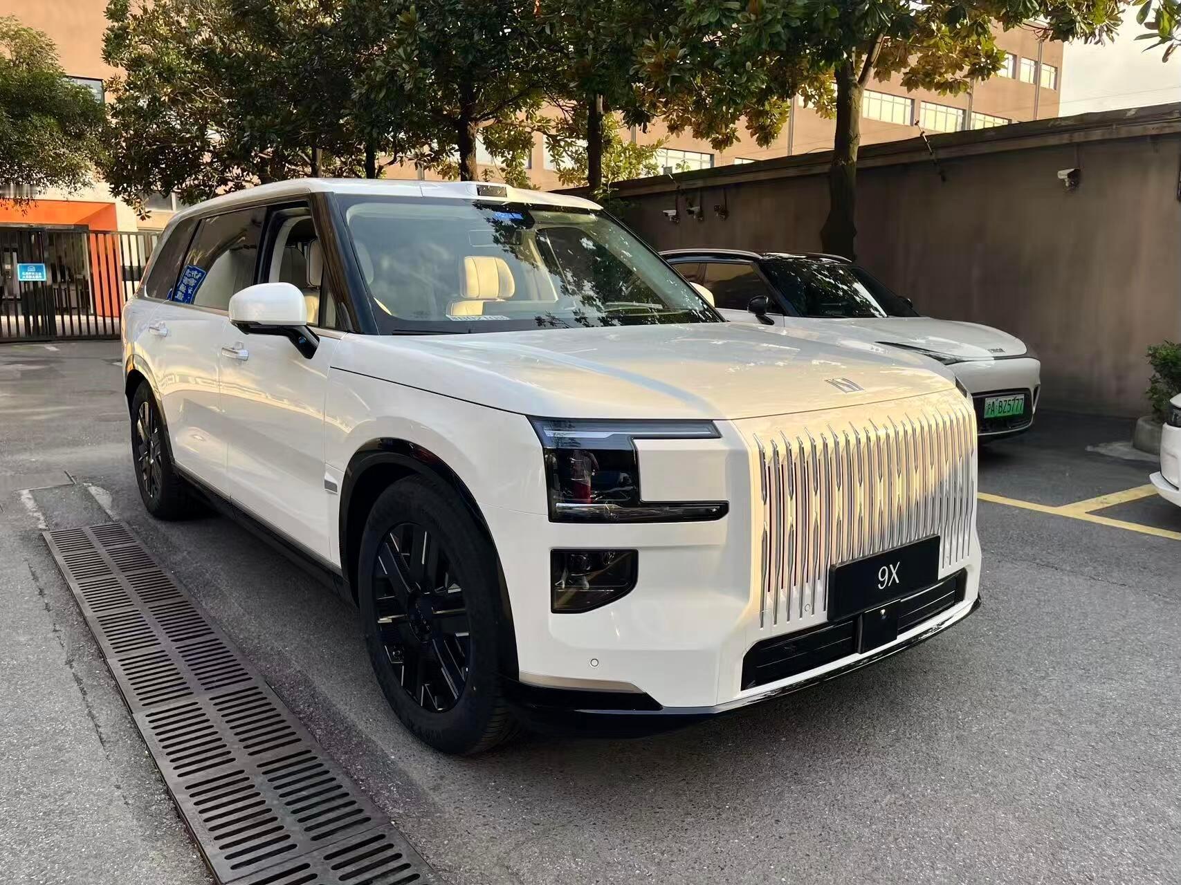 格栅同色极氪9X现身，而且还是大白。其他颜色肯定也会有。图源​​​