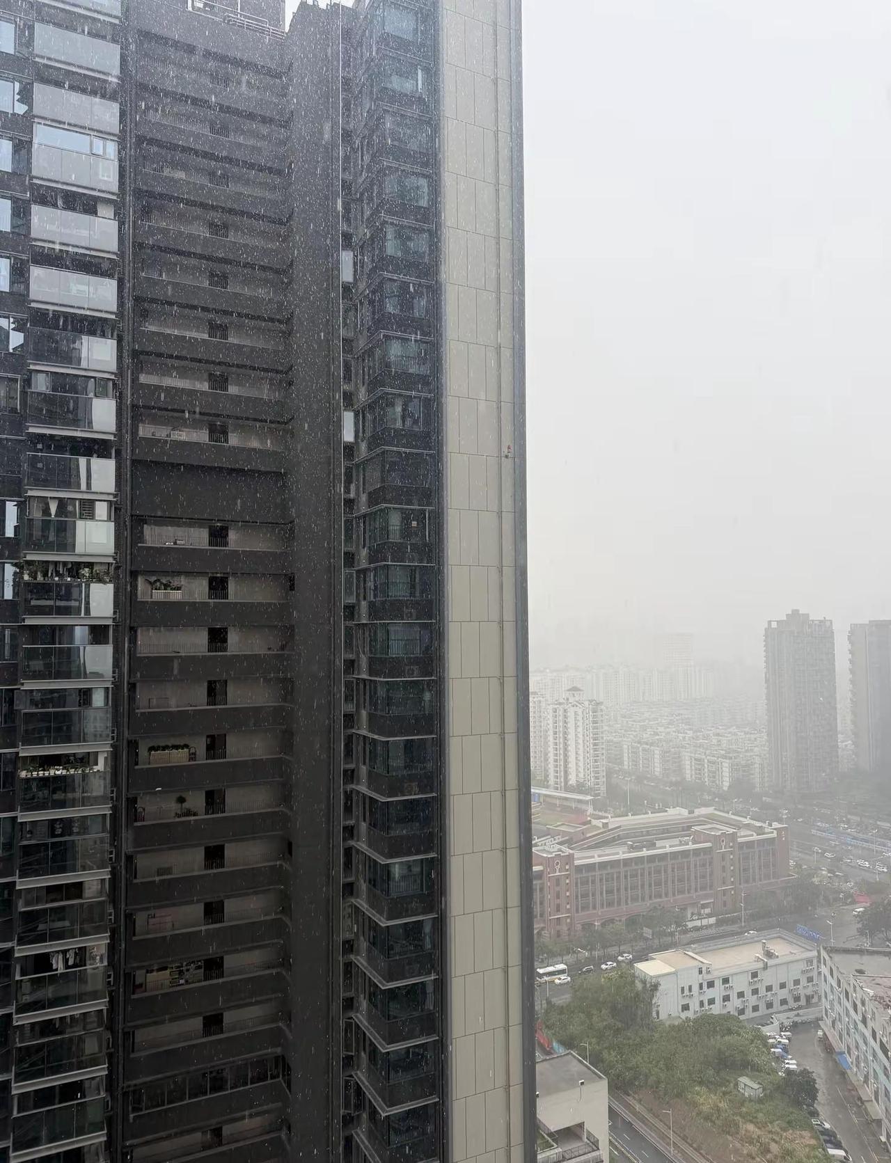今日个天灰濛濛，心情都跟住一齐灰埋。雨声有啲嘈，咩都听唔清楚