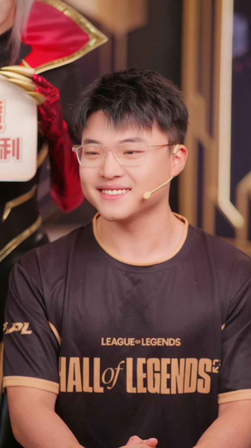 Uzi现在是Vzi了Uzi也是当上带货主播了 谁给Uzi爆改成Vzi了？你变了，