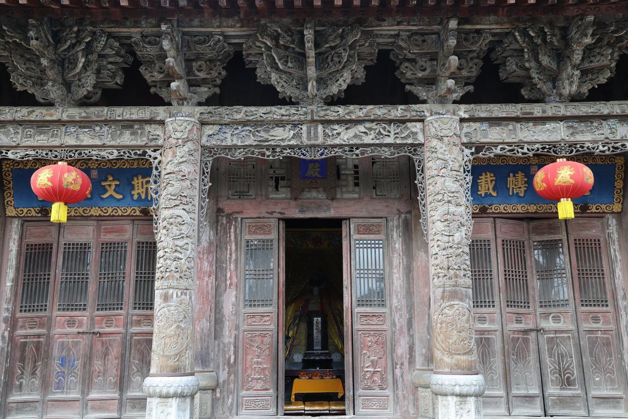 分享一张我珍藏的绝美风景照。照片里是夕阳西下的景象，余晖将整个天际都染上了绚丽色