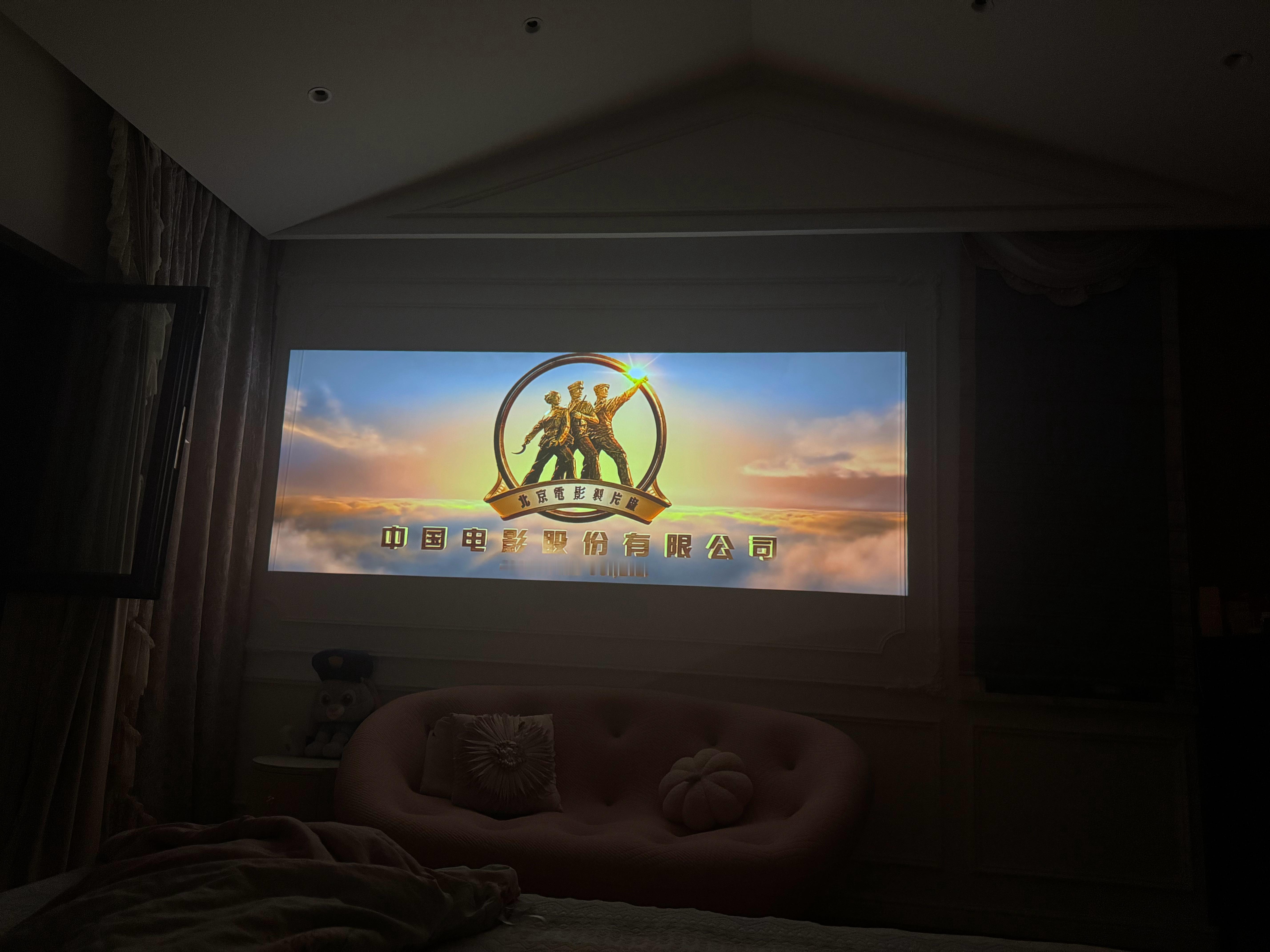 周末电影时间到！躺床上看电影可太爽了。最近有什么好电影推荐不？ ​​​