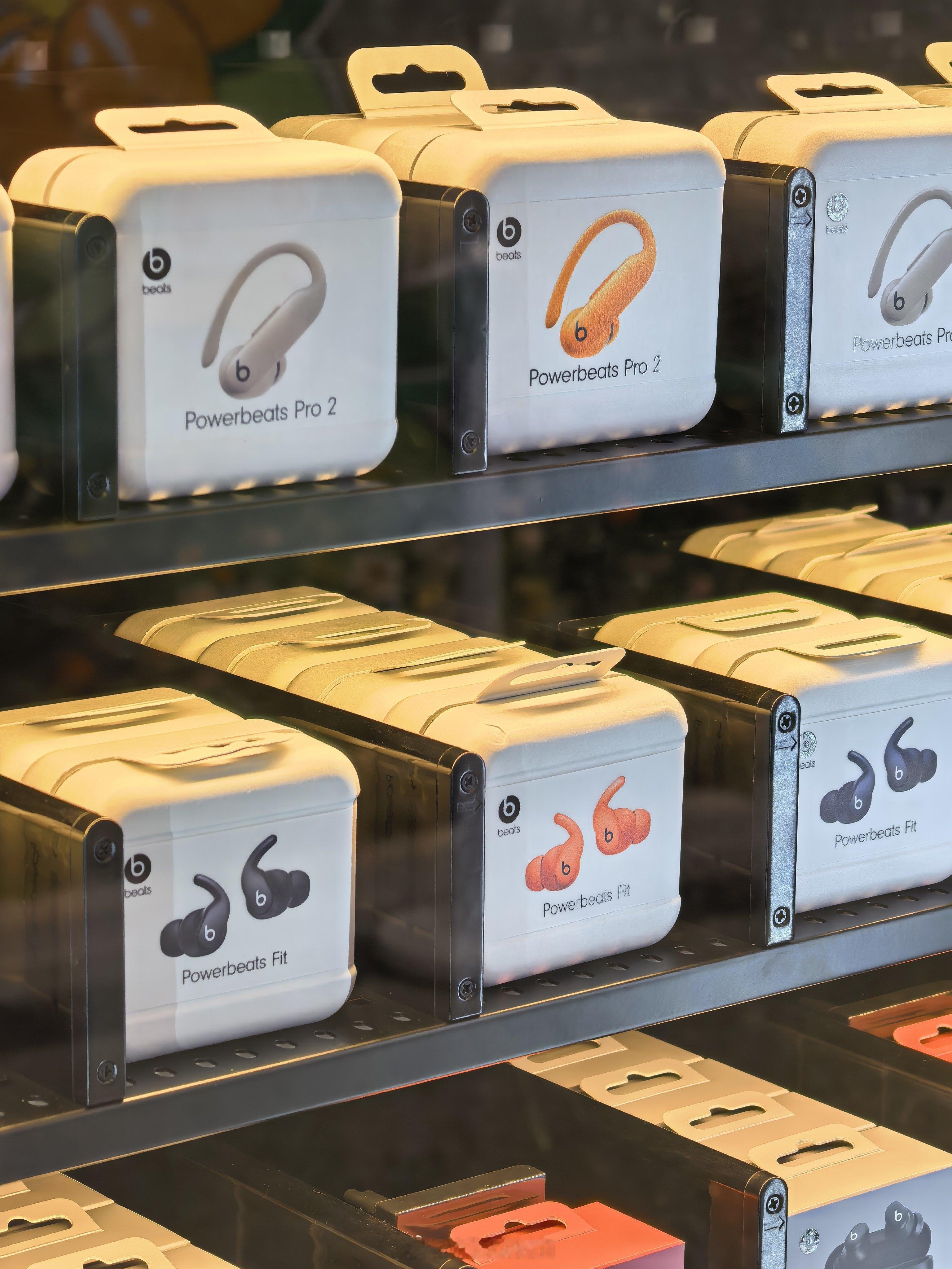 有点炫酷，beats 的自动贩卖机。除了 beats 耳机以外， 里头不出意外地