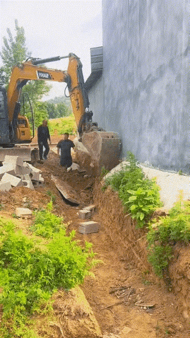 某地农村，为争宅基地大爷躺在挖机下。农村人对于宅基地的钟爱，胜过自己的女人。经常