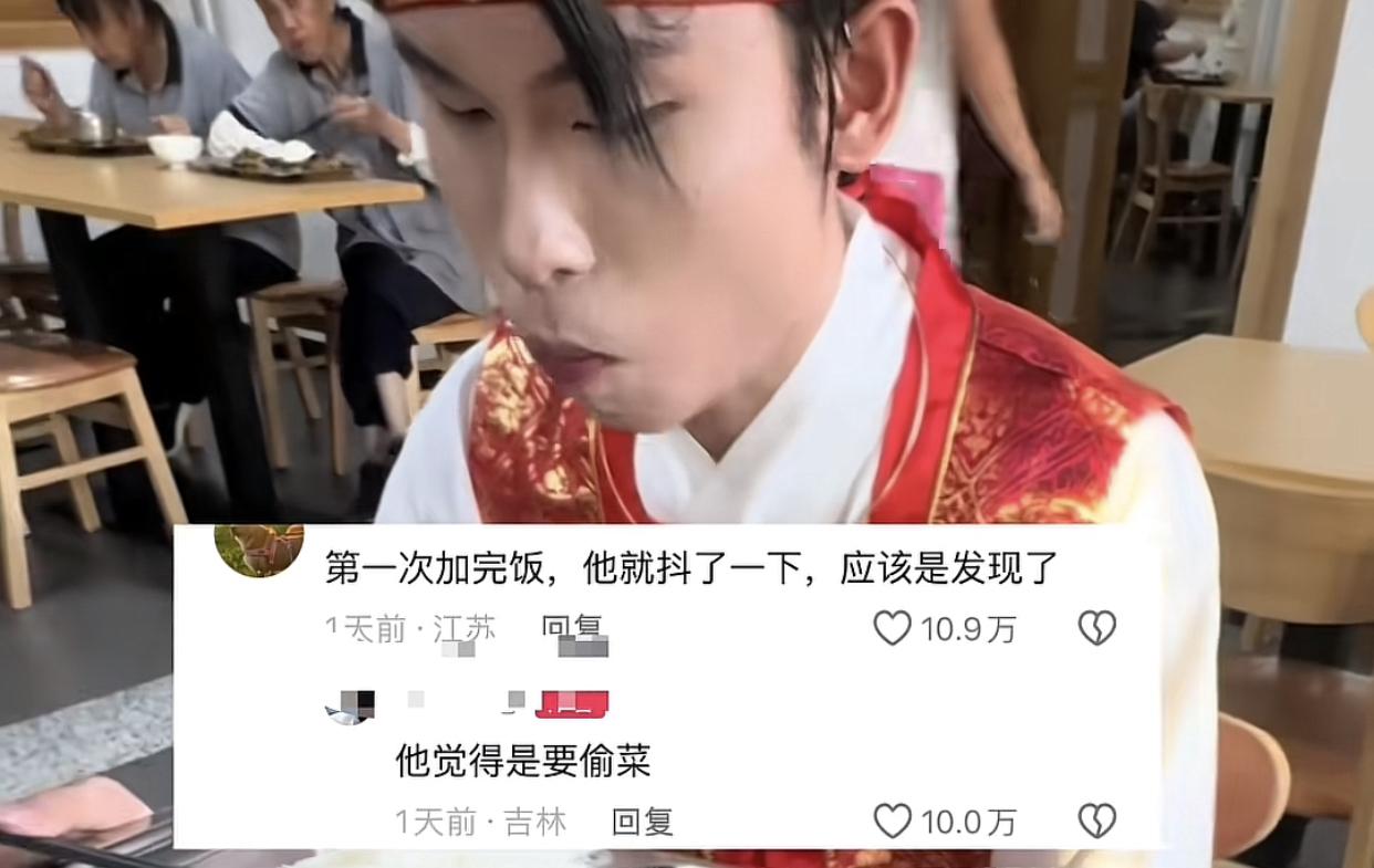 盲人小哥：这饭怎么越吃越多啊！
起因是某景区请了一位盲人歌手，平时在景区里唱歌表