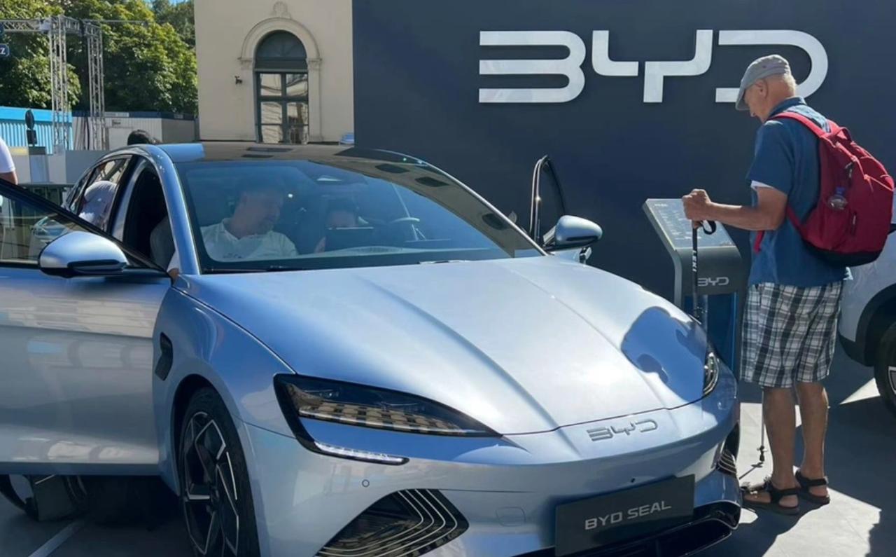 咱们眼里的“网约车”，到了欧洲直接封神！

你敢信吗，现在欧洲年轻人炫富，不是晒