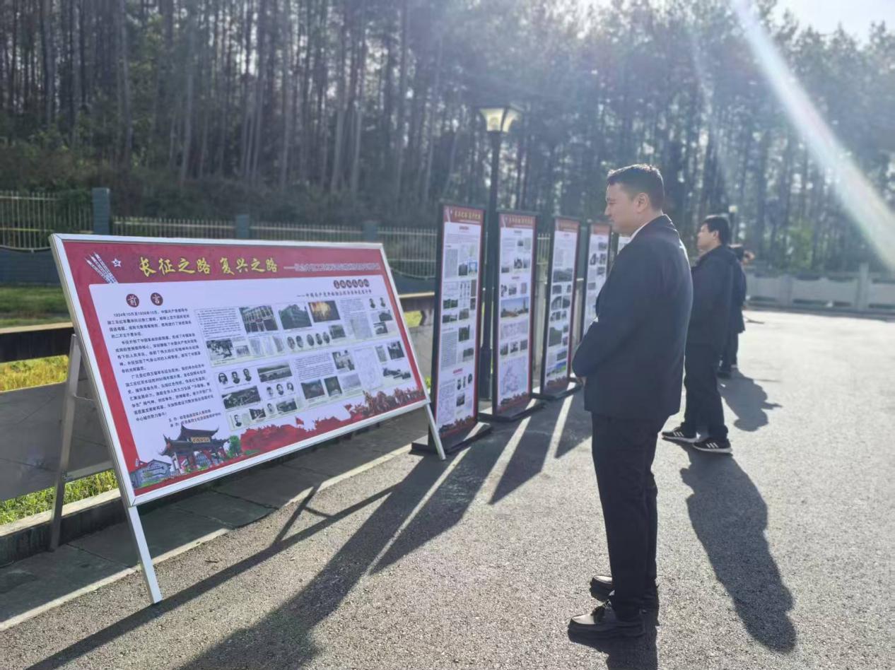 “长征之路 复兴之路”主题图片展在旺苍县烈士陵园开展

为深入弘扬伟大长征精神，