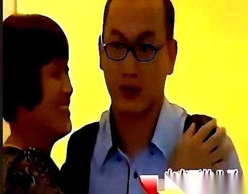 亲妈消失32年，一听说儿子年入百万，突然连夜跨省来认亲。
一见面眼泪鼻涕横飞，张