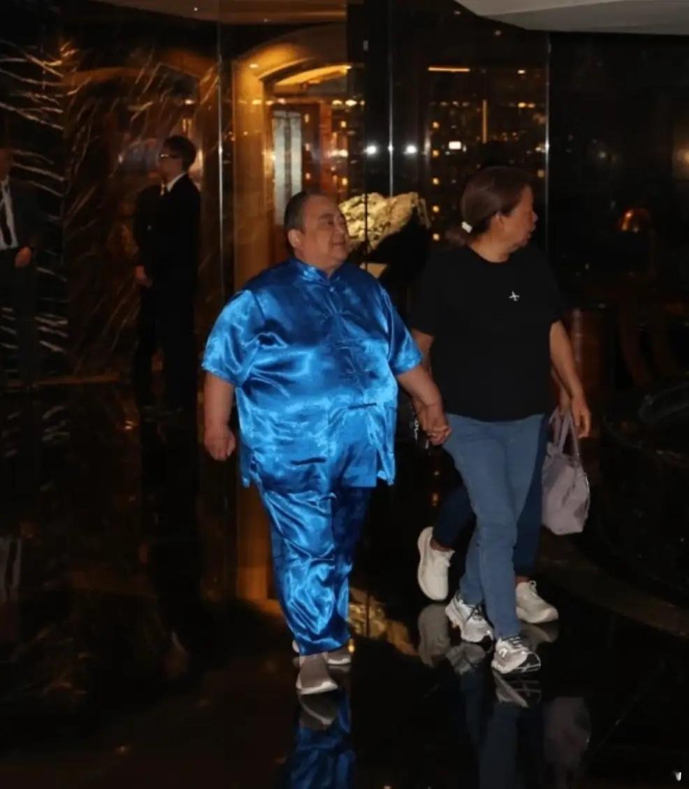 陈婉珍送别何超蕸需搀扶，何猷启与第二任妻子现身，何超云带男友！ 