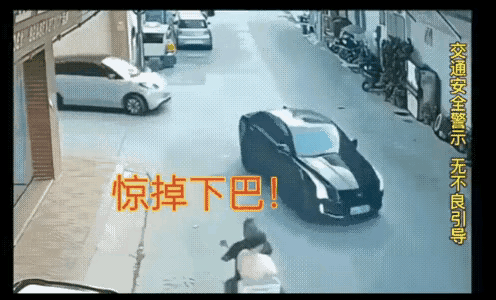 太大意了吧，车还开着，车门就打开了，一个一、两岁的孩子从车里掉了下来，幸亏后面小