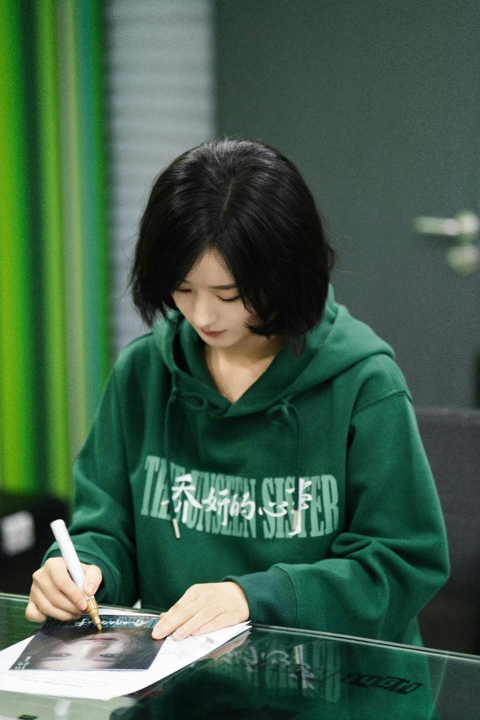 赵丽颖赵丽颖乔妍赵丽颖 电影乔妍的心事好看的皮囊千篇一律，始终只有赵丽颖才能惊艳