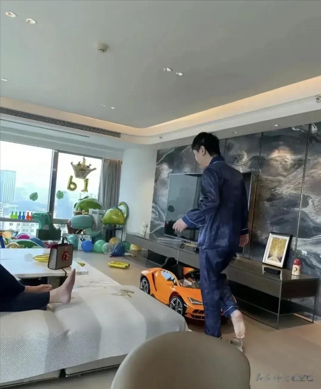 据说这是百亿喜剧天王沈腾在北京二环的豪宅，据说光面积就近400平，之前这一豪宅一