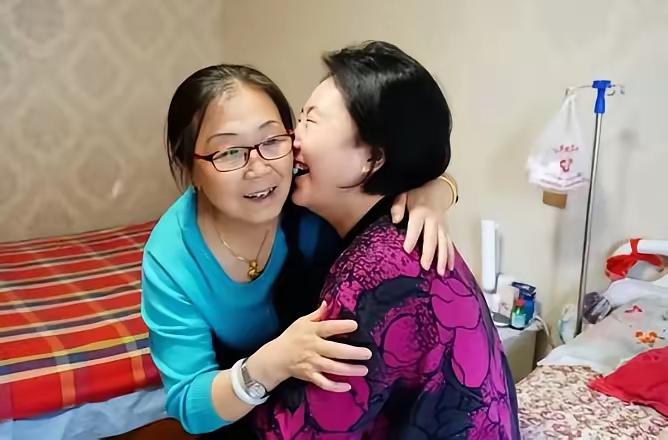 瘫痪儿媳沉睡14年，婆婆每天给她擦身体，苏醒后两个字让所有人泪崩！

她轻车熟路