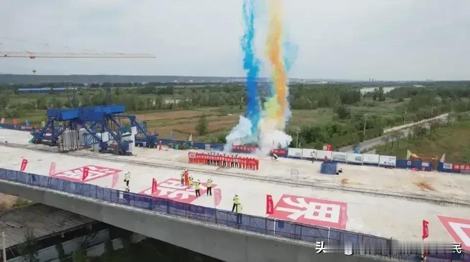 近日，关环高速凤翔段尹家务村开始清理地表附着物，为接下来整个项目的大干快干提供保