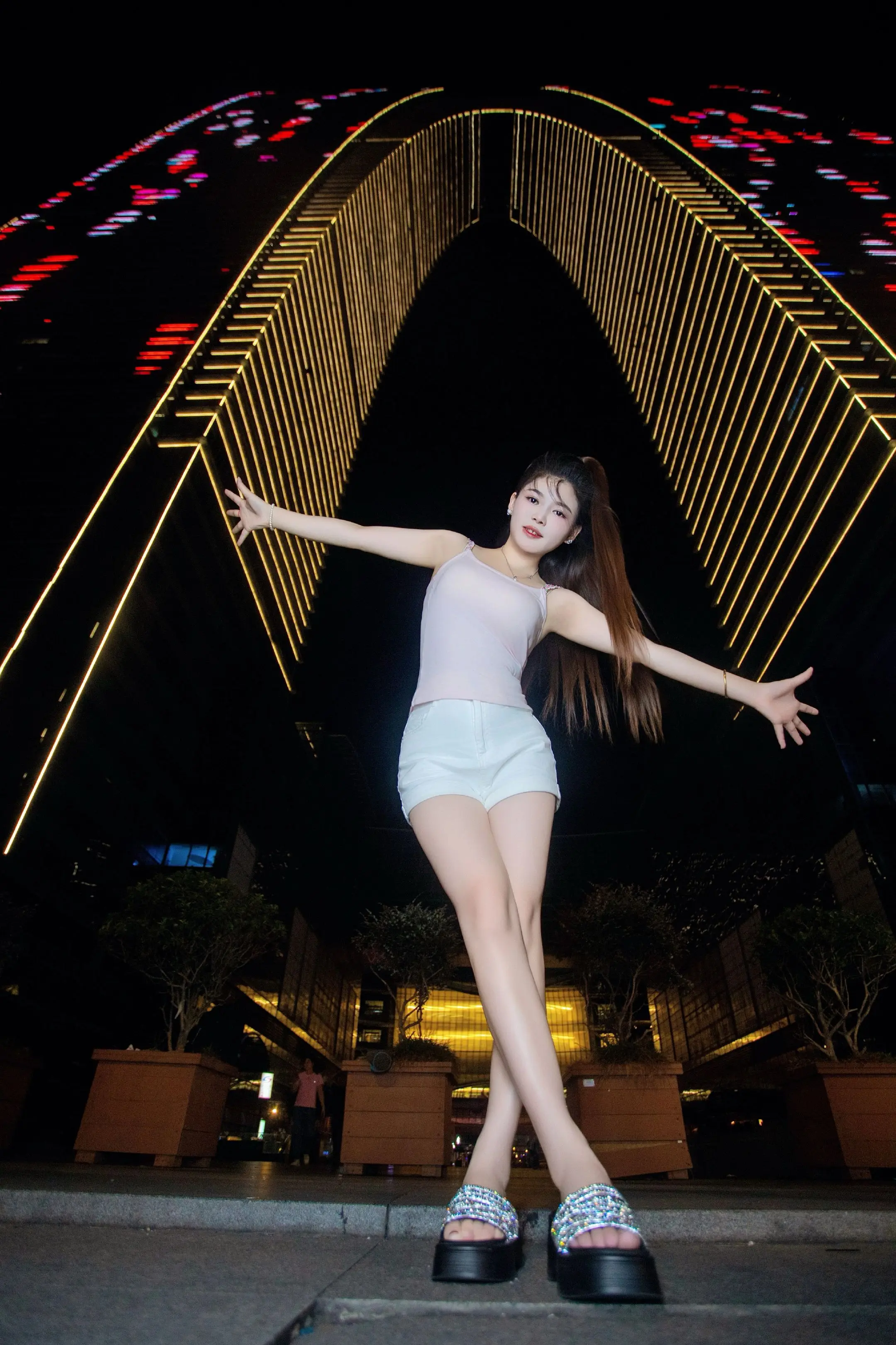 📍蘇州·东方之门。  ，吹吹金鸡湖的晚风，  ，爱称-“大裤衩感受一...