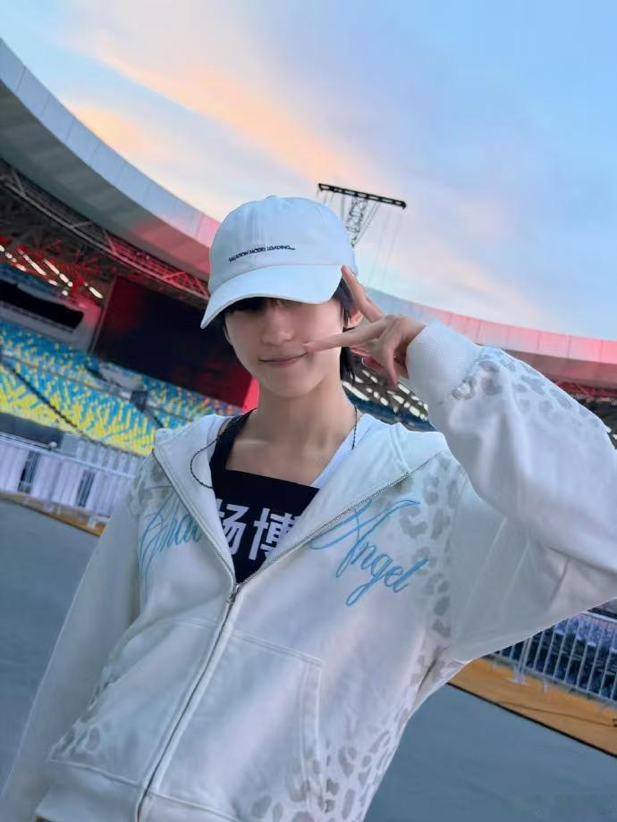 杨博文彩排照无数次练习换来舞台底气，杨博文抓紧最后的时间彩排打磨，第肆象限演唱会