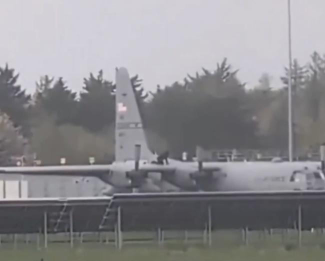 一把斧头砸烂7500万美元的美国军机，美国霸权最后的遮羞布被砸得稀碎。

4月1