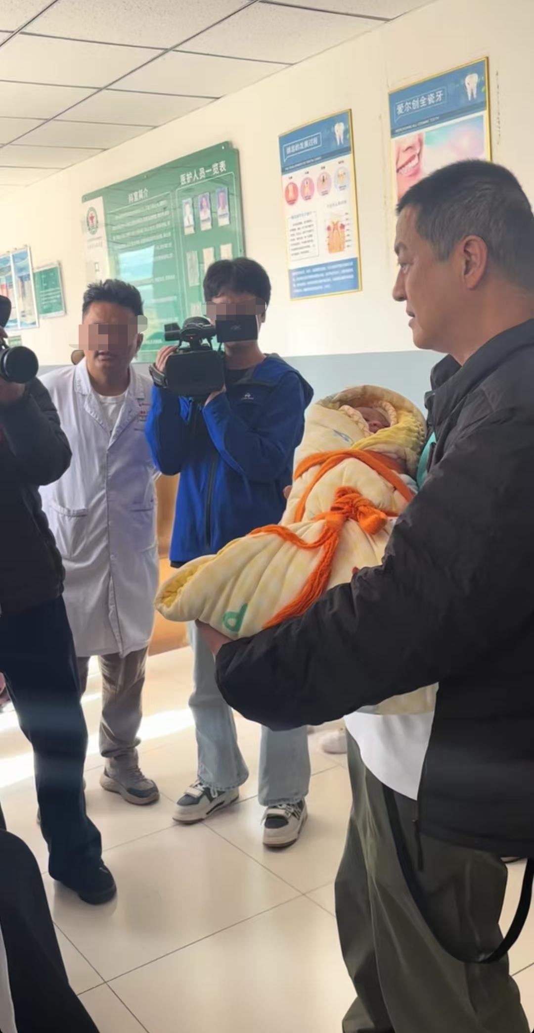 韩红慈善人设崩了，很快网友又开始推李亚鹏了，认为李亚鹏才是真正的做慈善，当有人指