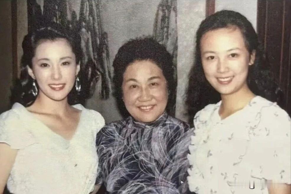 这张照片摄于上世纪八十年代，照片中间是主演经典影片《李双双》的著名电影演员张瑞芳