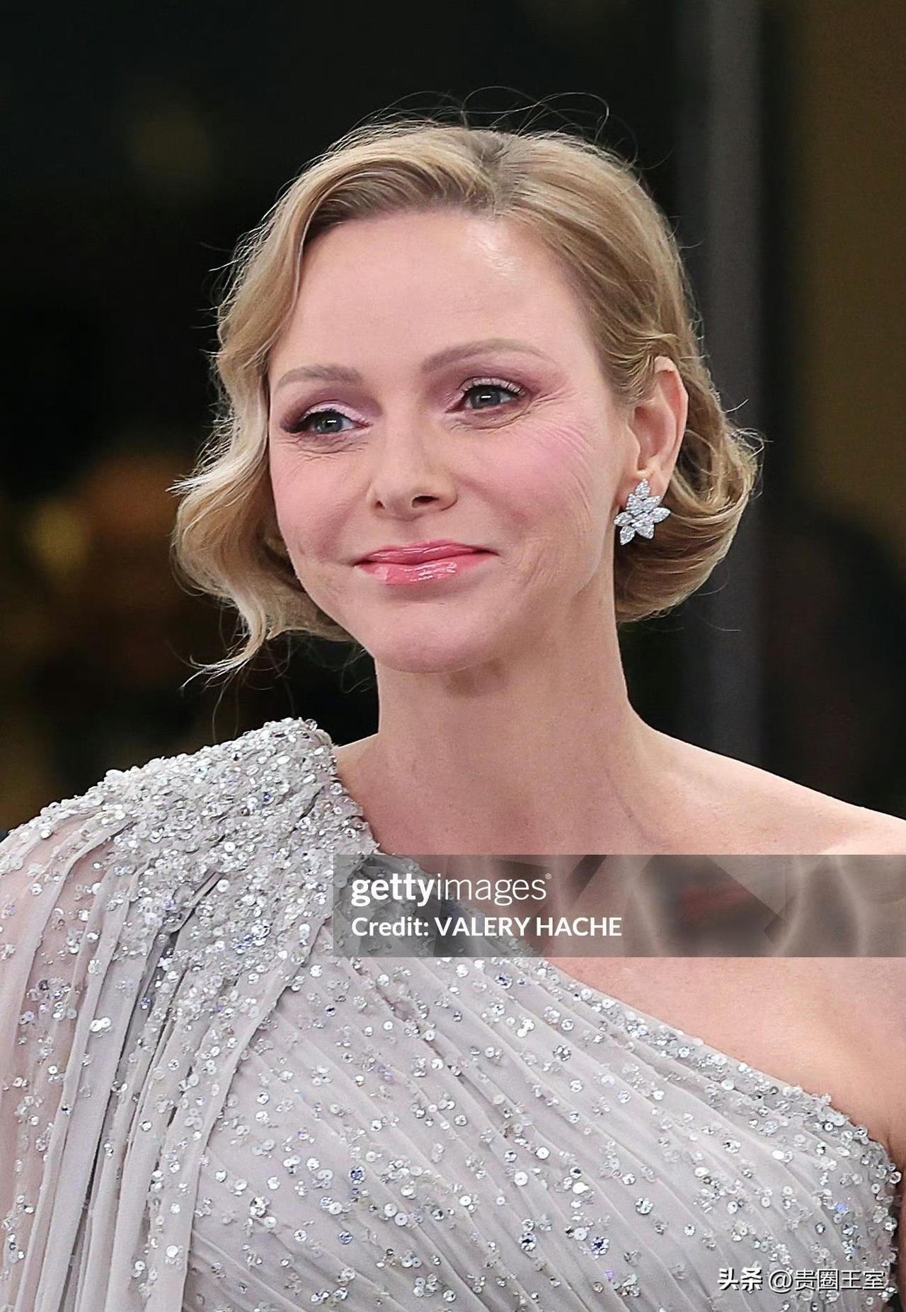 断崖式衰老！47的夏琳王妃真的扛不住镜头了！

当地时间3月21日，夏琳王妃和阿