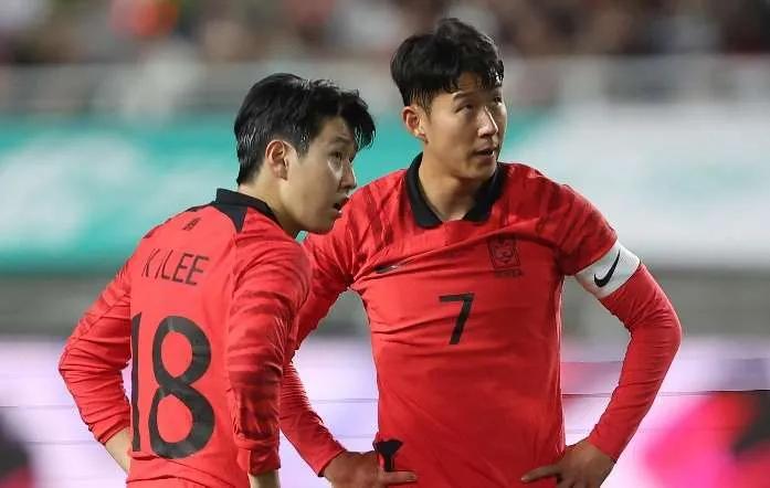 前有法国队内讧，现在又曝出韩国队也内讧了，孙兴慜和李刚仁在更衣室的冲突被描绘得“