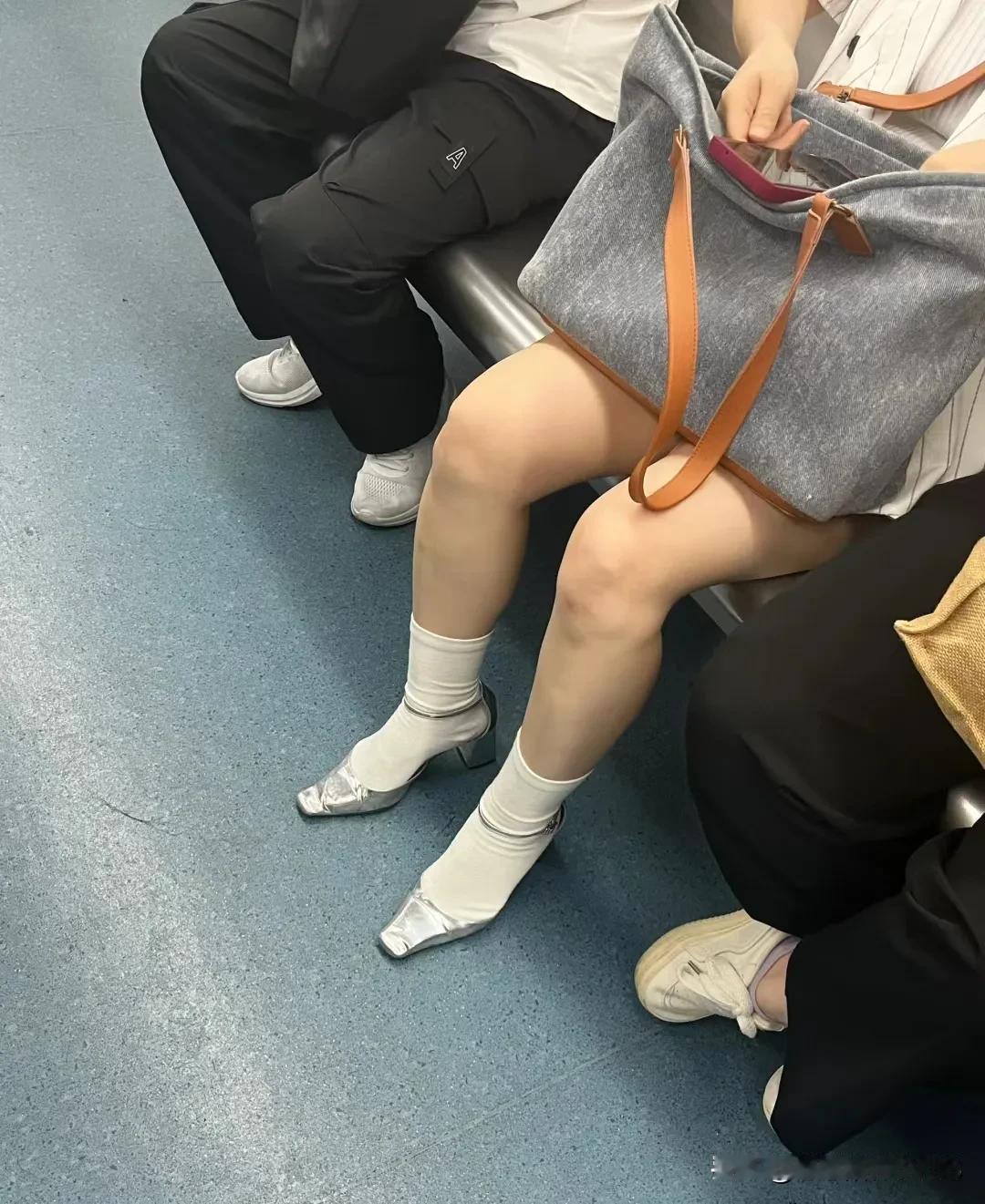 这个人的内心可是真强大啊，不在乎别人怎么看，只管穿自己喜欢的鞋子。鞋子虽然有点磨