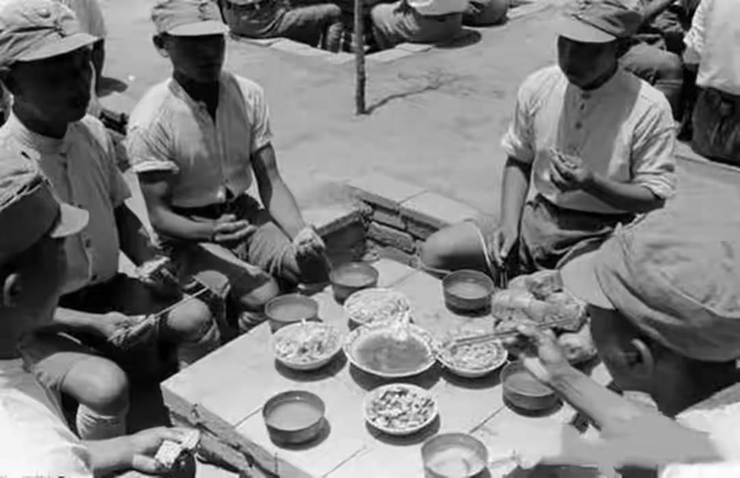 1939年，我军一战士在开门瞬间，被一闯进来的日本兵压倒在地，紧急时刻，樊金堂猛