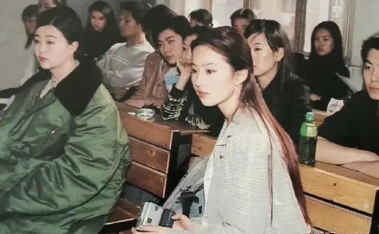 一位女明星学生时代的照片