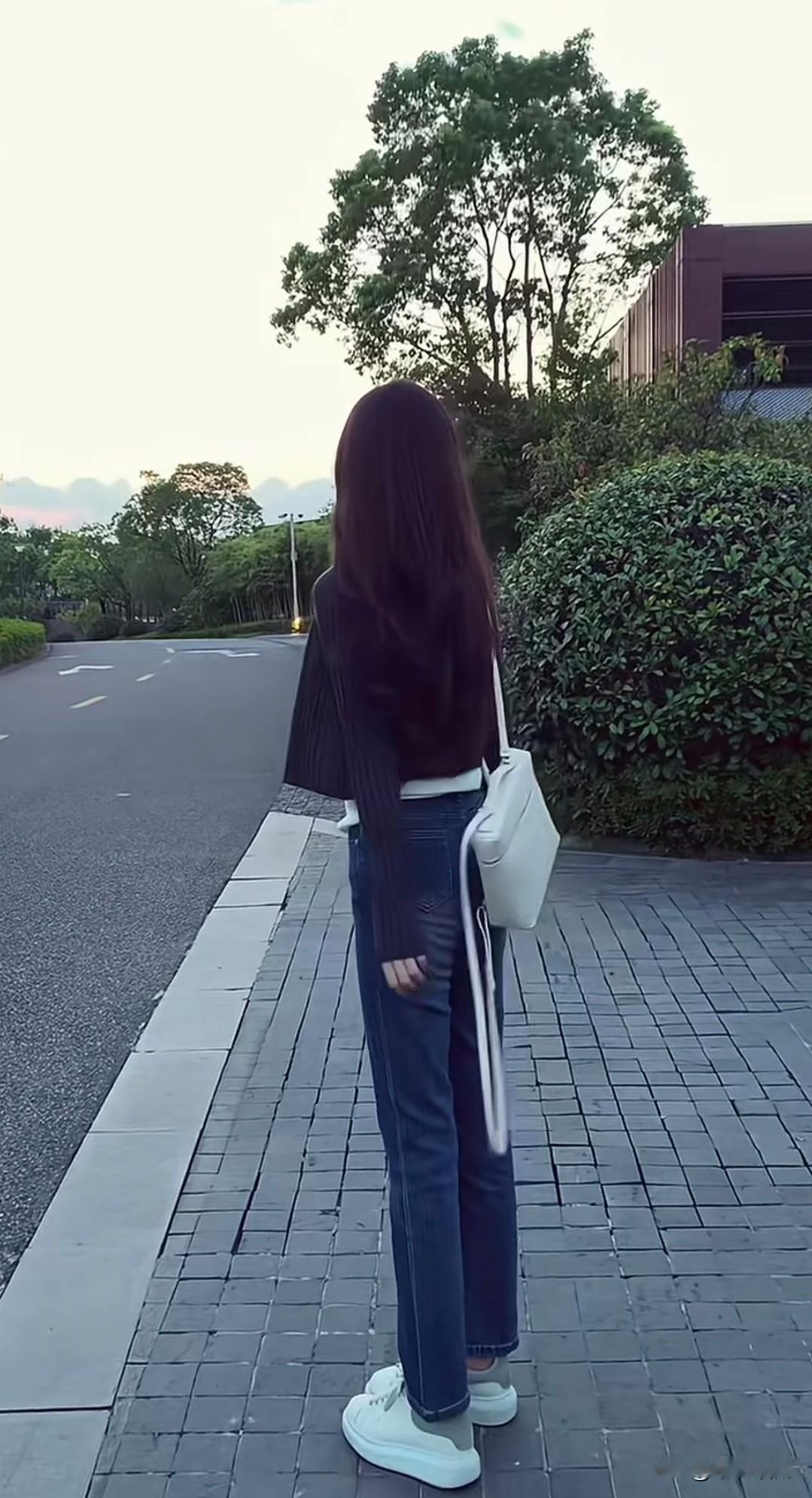 一樽谁与共，独立意无穷。