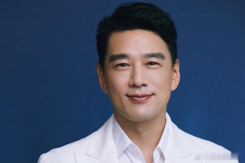 李晨，满脸愁容！ 看到李晨和一旁的王耀庆站在一起，明明李晨比王耀庆还小4岁，但李