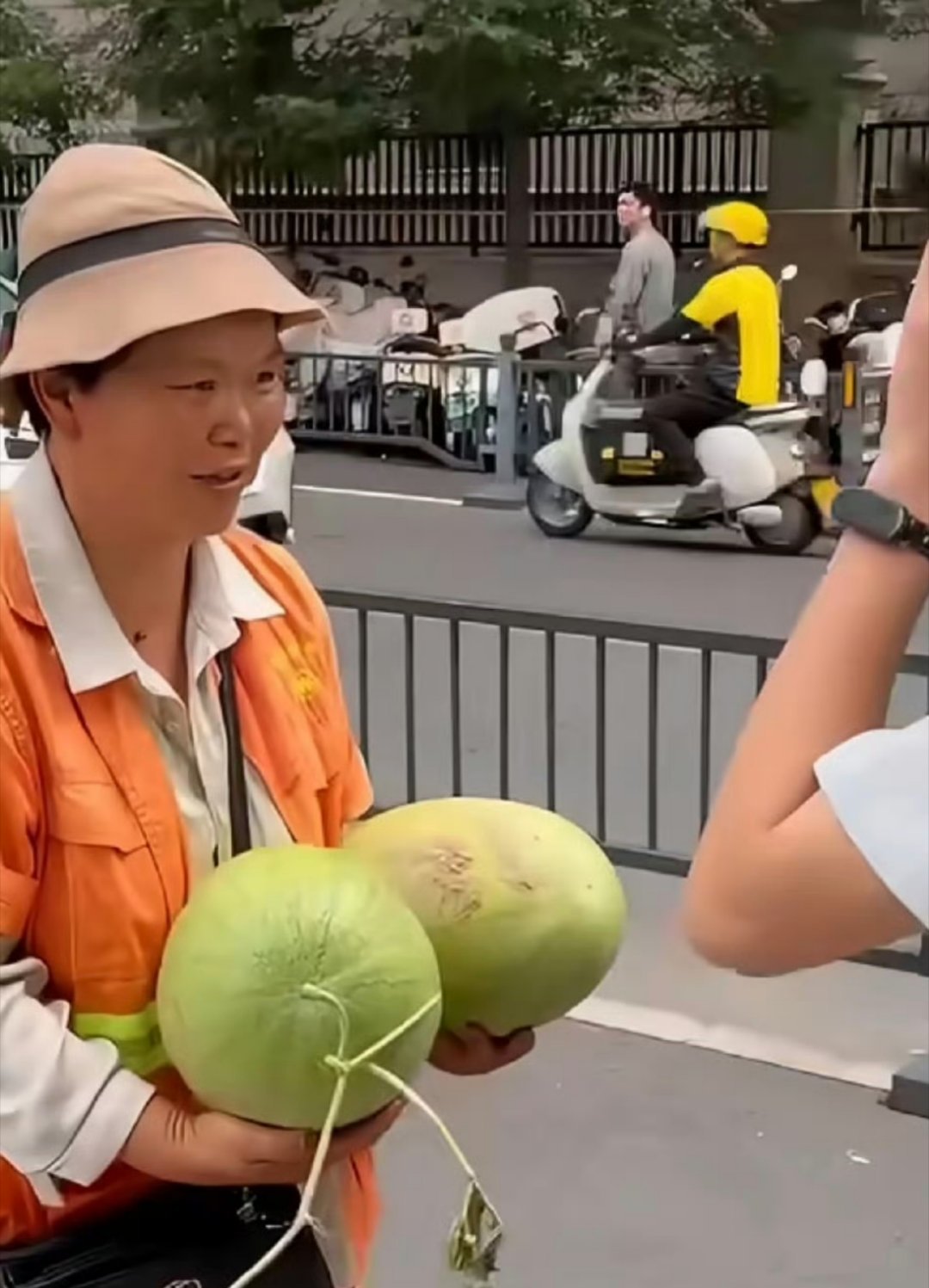 持续高温天气，户外干活真的特别煎熬。一颗颗西瓜承载着大家的心意，认可一线劳动者的