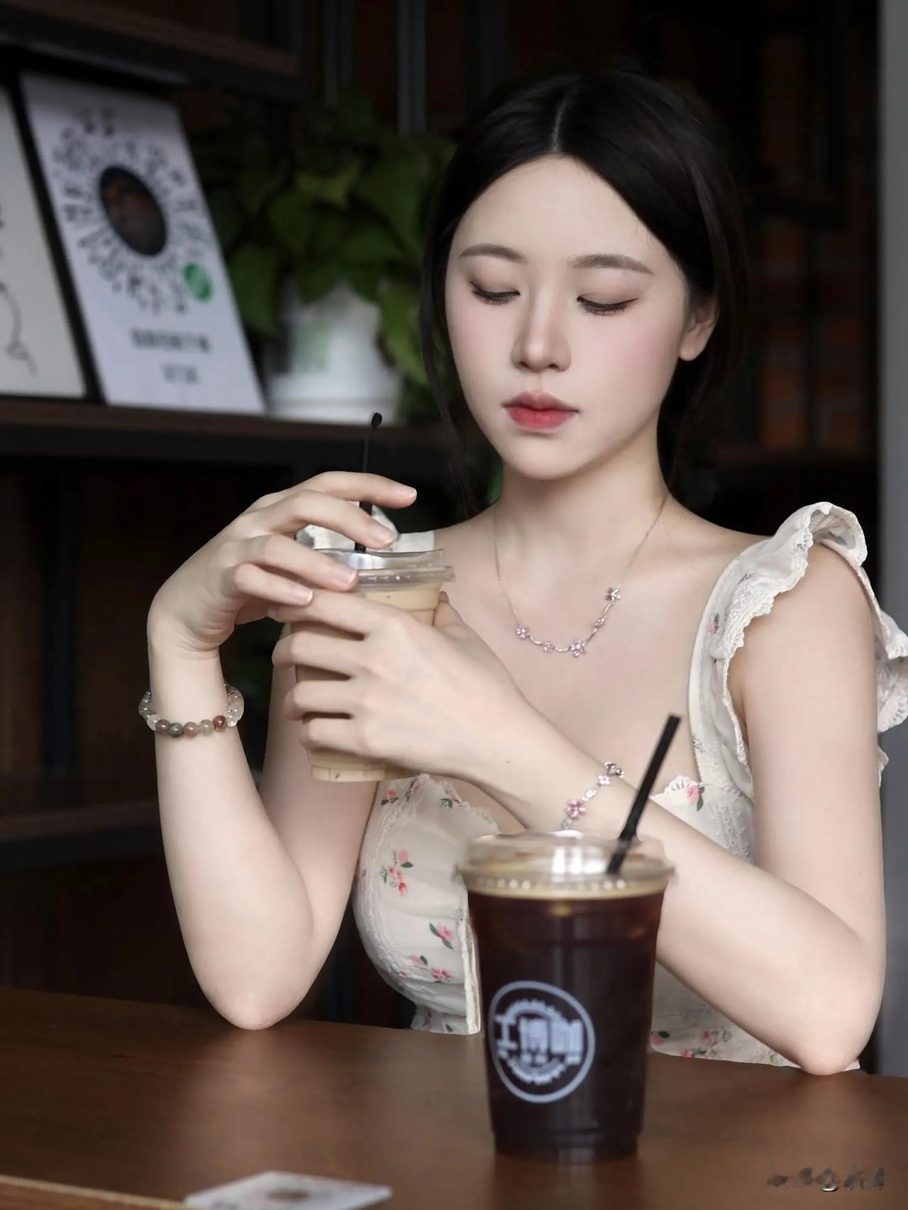 以前希望常青树长青 
你我长情
现在只祈祷飞鸟飞过千山万水
再也不要回头 
望常