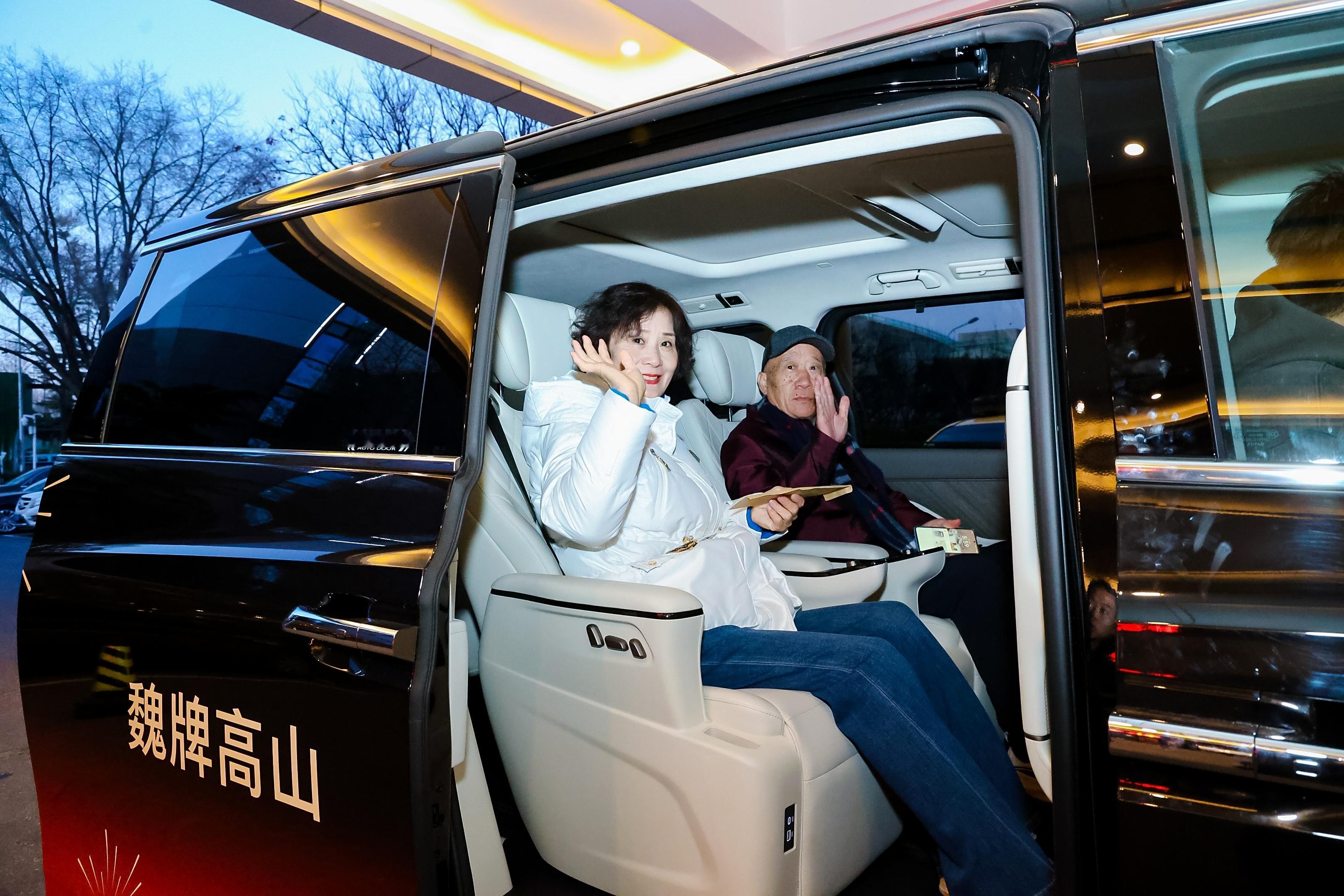 2026年马年央视春晚魏牌高山春晚同行没想到，春晚后台藏着最暖的团圆底色！除夕之