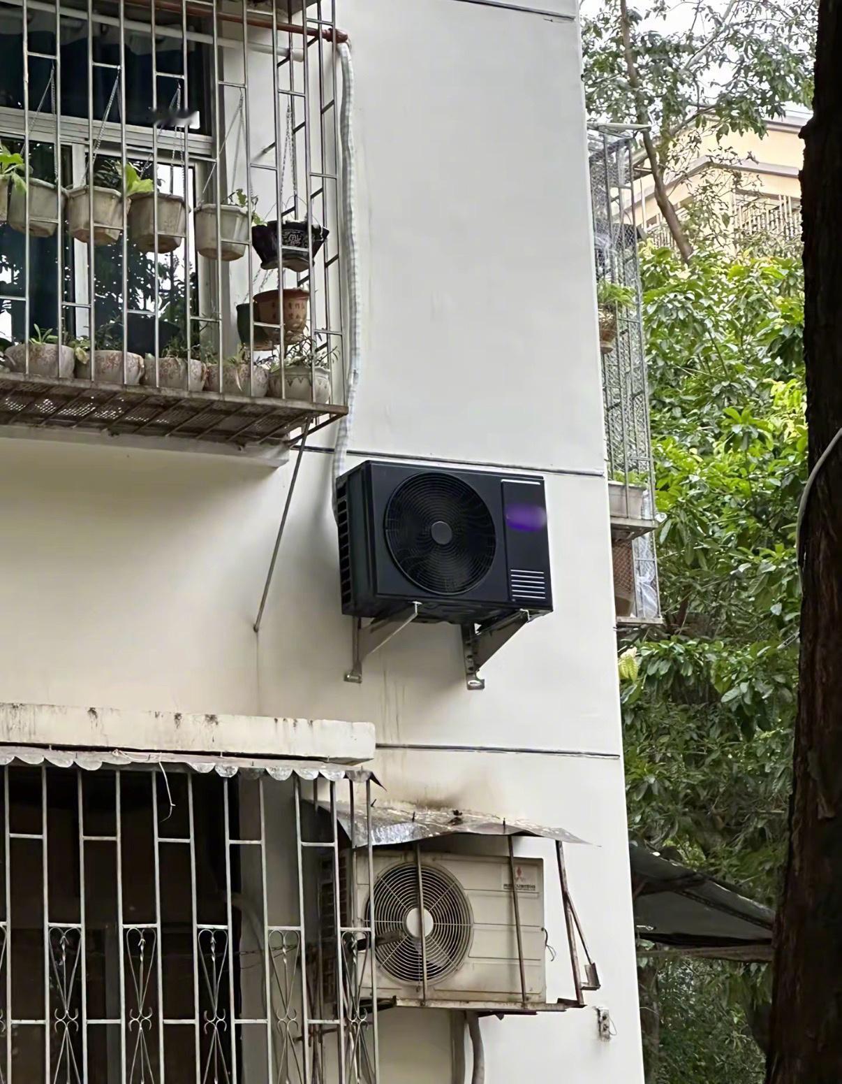 原来还有黑色的空调外机第一次见黑色空调外机[傻眼]看起来高级很多 ​​​