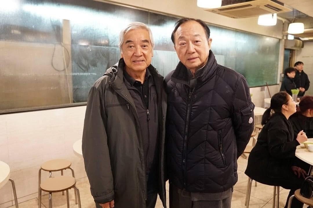 秦沛和许冠文合影，超会演的两位。 