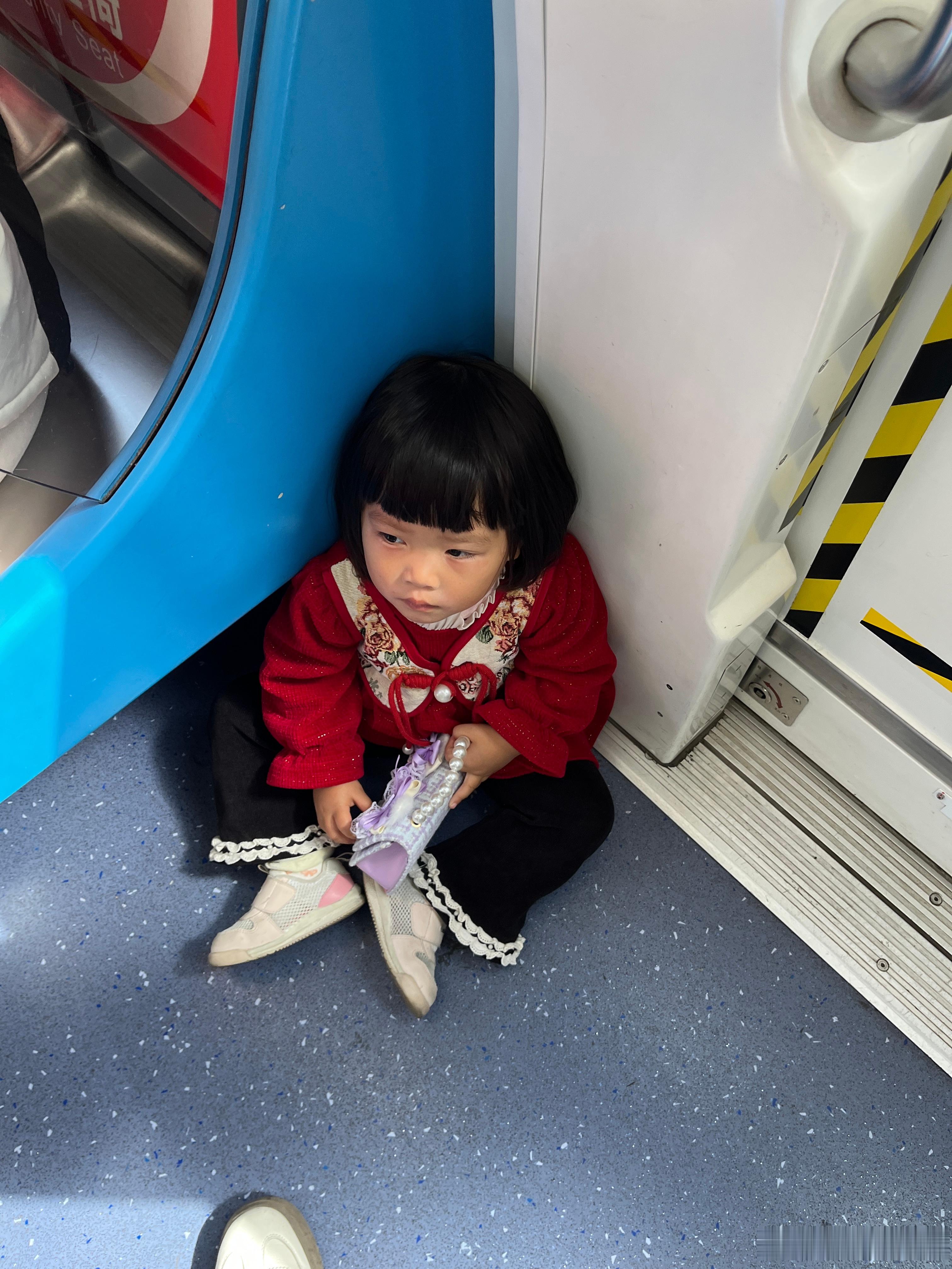 3号线永远那么多人，没地方坐，娃说坐地上吧！演了300个坏婆婆的短剧顶流没看过