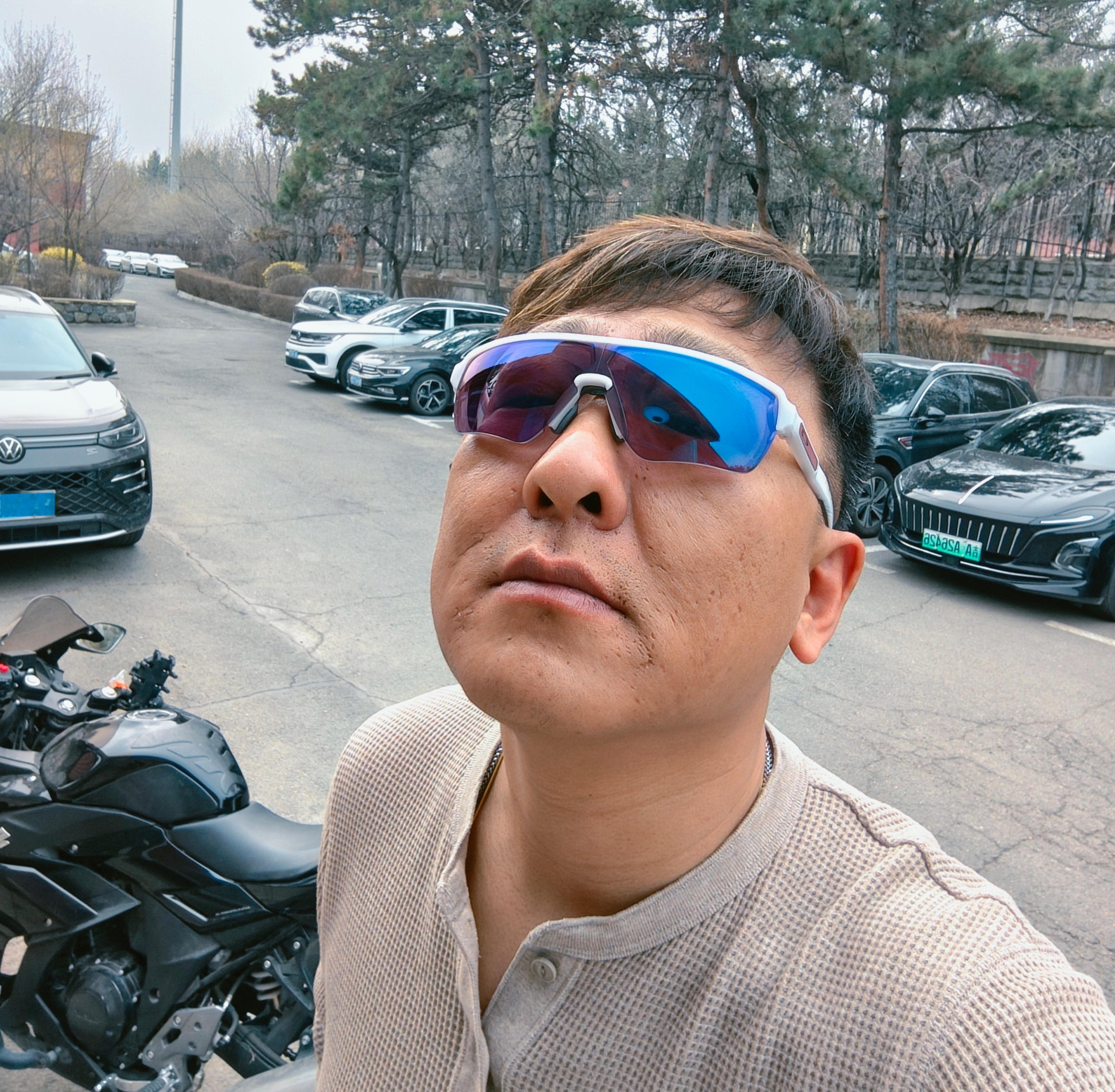 这辈子最后悔的事，就是成了近视眼别问为啥，问就是镜片贵，选择少今天必须得骑车了，