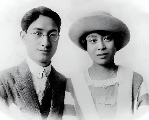 1921年，他逼迫怀孕的发妻堕胎，面对妻子“会死人”的哭求，他冷血反问：“坐火车