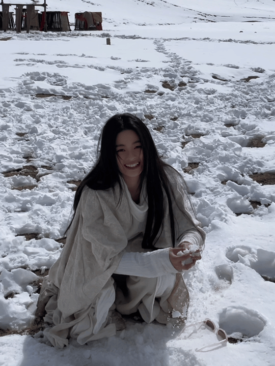 黄杨钿甜青海拍戏遇到土拨鼠 从《楚乔传》的小楚乔到《冰湖重生》，她真的是在雪原上