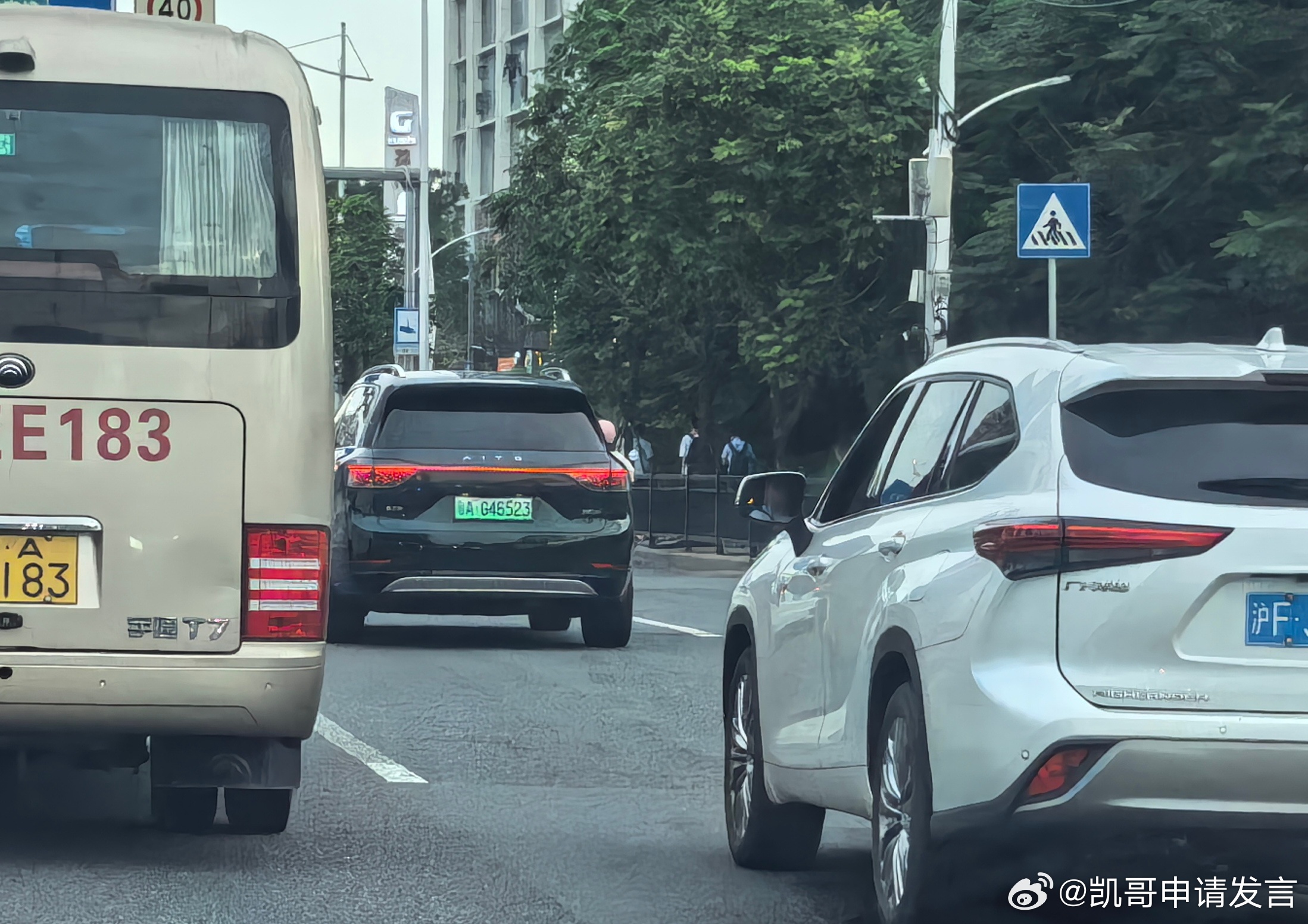 最近有种“一条马路，半条是鸿蒙智行”的感觉，今天实锤了！短短几公里随手就拍了这么